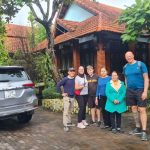 Autista guida anglofono in Vietnam con i suoi viaggatori
