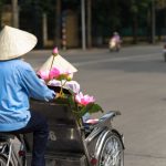 Cappello conico sul cyclo a pedali ad Hanoi, Vietnam