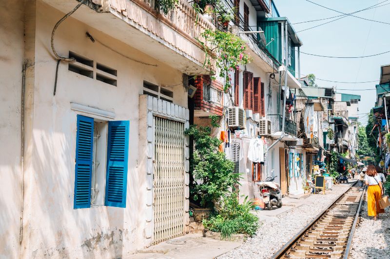 les anciennes maisons au bord de la rue du train à Hanoi