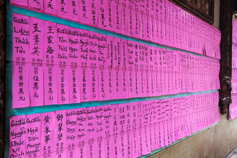 les fidèles ont écrit sur des papiers rouges des prières pour thien hau (1)