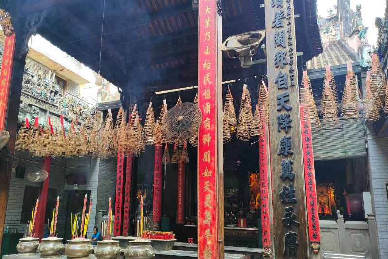temple vivant avec beaucoup de pèlerins brûlant de l’encens en cône ou en bâtonnets. (1)