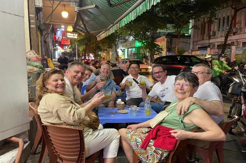 Bevi la Bia Hoi ad Hanoi (Guida: Steven Giang)