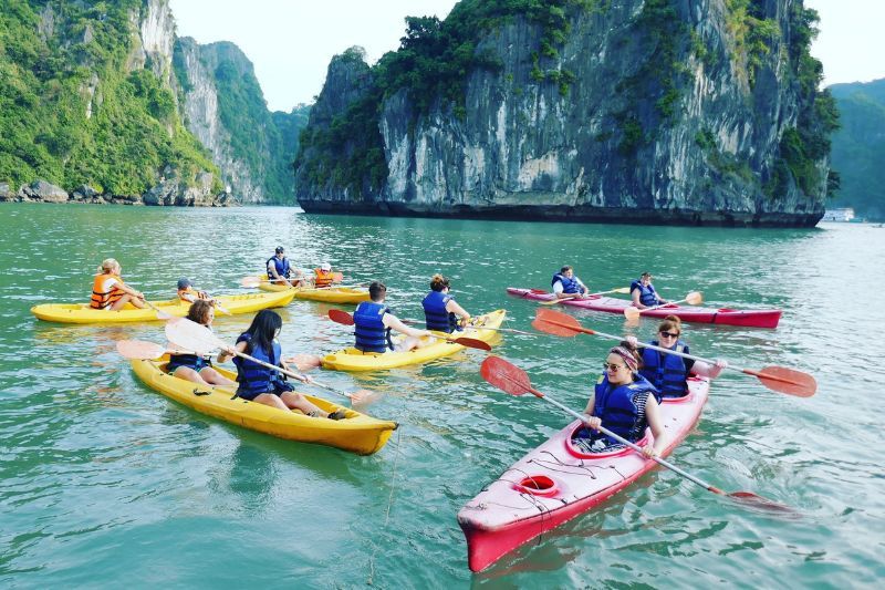 Kayak nella baia di Ha Long (Fonte: TripAdvisor)