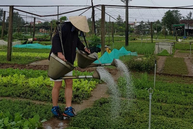 Vivere l’esperienza di annaffiare le verdure nel villaggio di Tra Que – turismo lento