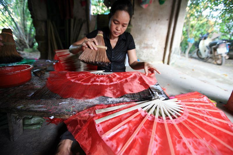 gli artigiani di chàng sơn hanno trasformato il ventaglio, da semplice oggetto d’uso quotidiano, in vere e proprie opere d’arte decorativa e in accessori scenici per le performance artistiche.