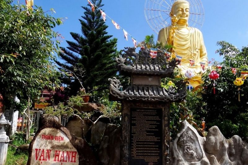 monastero van hanh, noto per la sua imponente statua dorata del buddha (fonte vinpearl)