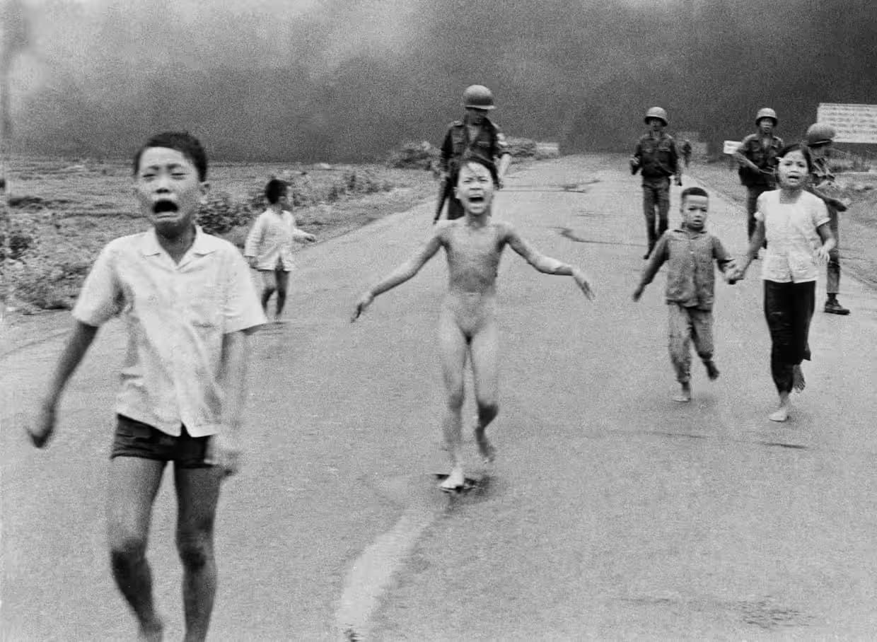 Napalm Girl da Nick Ut - La guerra in Vietnam (Fonte:theguardian.com)