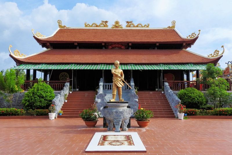 santuario dedicato a nguyen trung truc l'eroe nazionale del vietnam