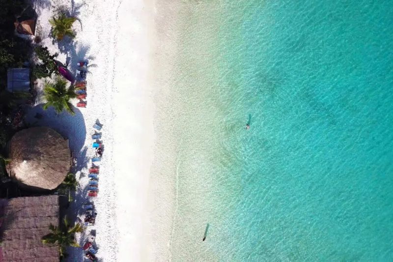 spiaggia di long set, conosciuta anche come spiaggia di 4k (fonte homeiswhereyourbagis.com)