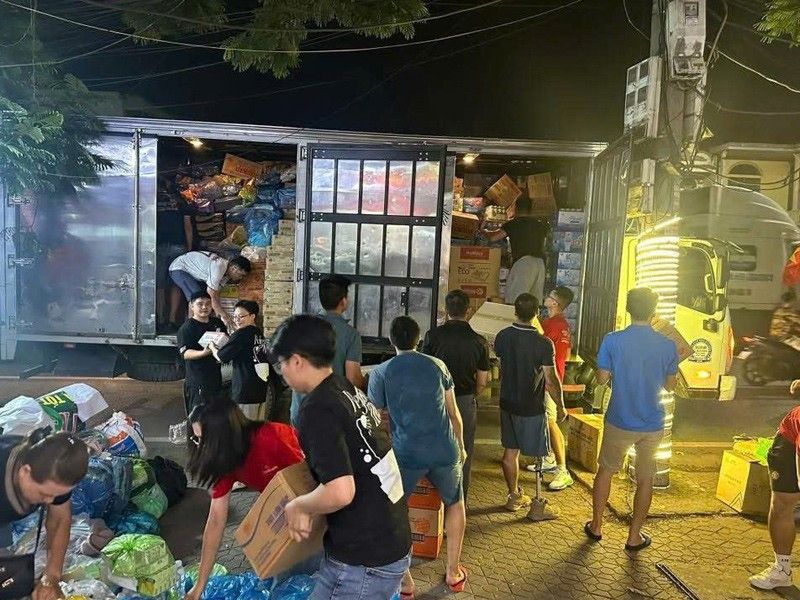 la popolazione collabora per caricare i beni di prima necessità sui mezzi di soccorso (fonte kienthuc.net)