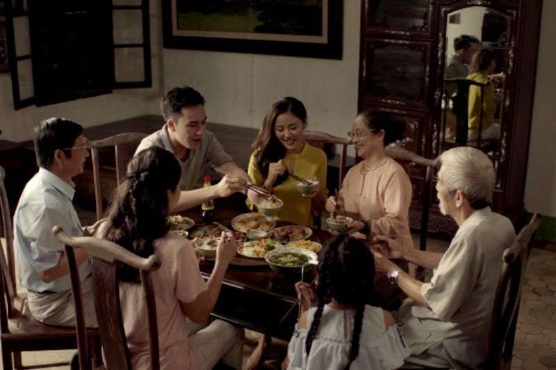 Cultura della condivisione durante i pasti vietnamiti (Fonte: Việt Nam thịnh vượng / Internet)