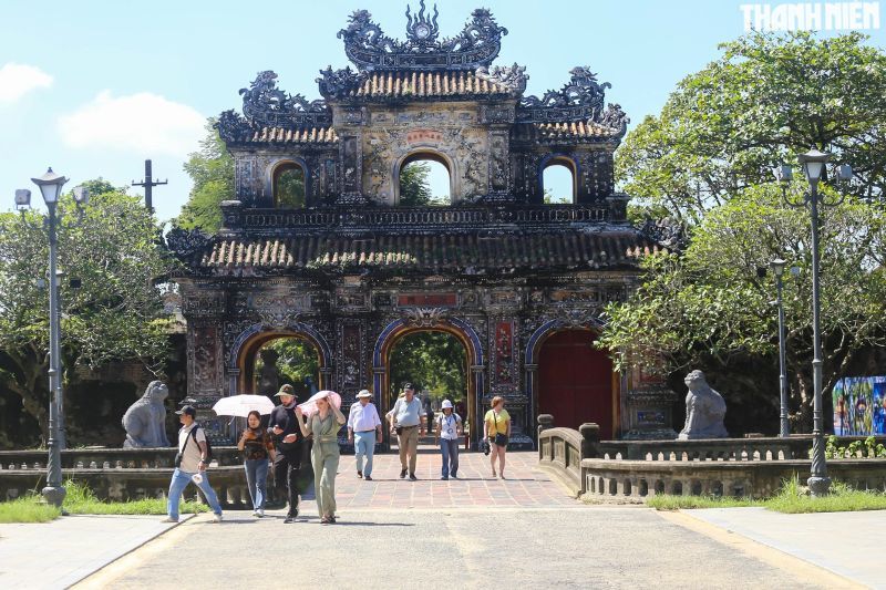 la cittadella è animata da visitatori e cittadini che si muovono sotto il sole tiepido (foto le hoai nhan thanhnien.vn)
