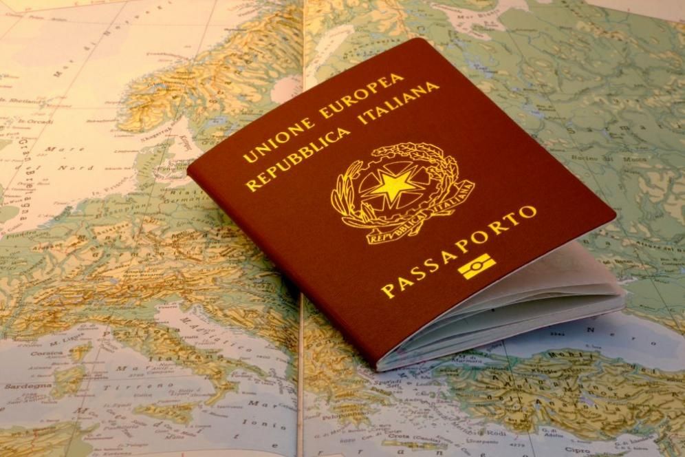 a cosa serve un viaggio all’estero (fonte canva) passaporto-italia