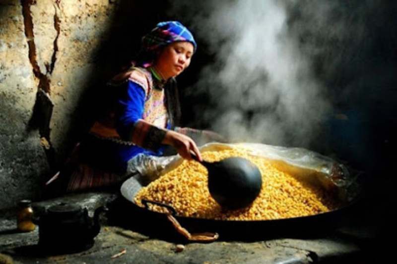 Preparazione dell’alcol di mais – Fonte: UBND Tuyen Quang