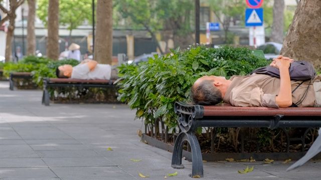 Ora in Vietnam per fare il pisolino sulle sedie di plastica lungo la streda (fonte:vietnamnews.vn)