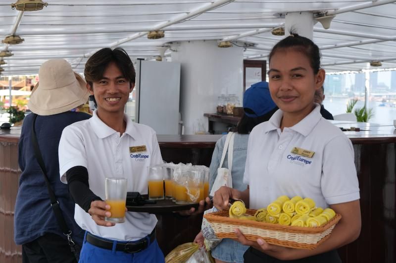 Lo staff della crociera sul Mekong Toum Tiou 2 (Fonte: Imagevietnam) (Vietnam e Cambogia)