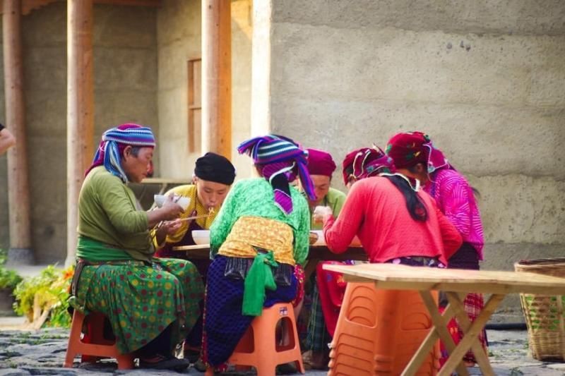 I pasti semplici degli abitanti locali nel villaggio di Lo Lo Chai, Dong Van